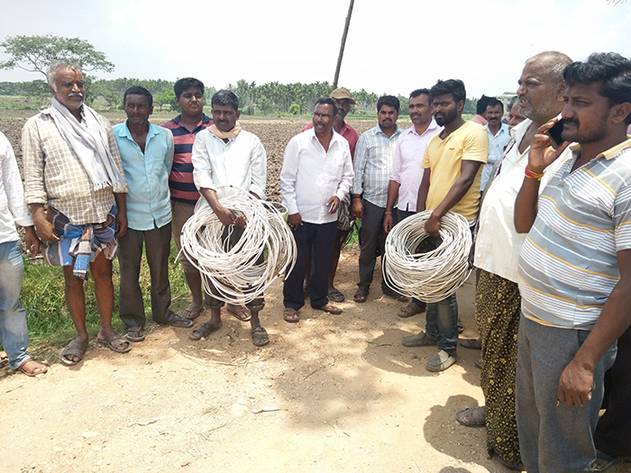 ಮುಗುಳುವಳ್ಳಿ: ಕೊಳವೆಬಾವಿ ಸಂಪರ್ಕ ಕಡಿತಕ್ಕೆ ರೈತರ ಆಕ್ರೋಶ